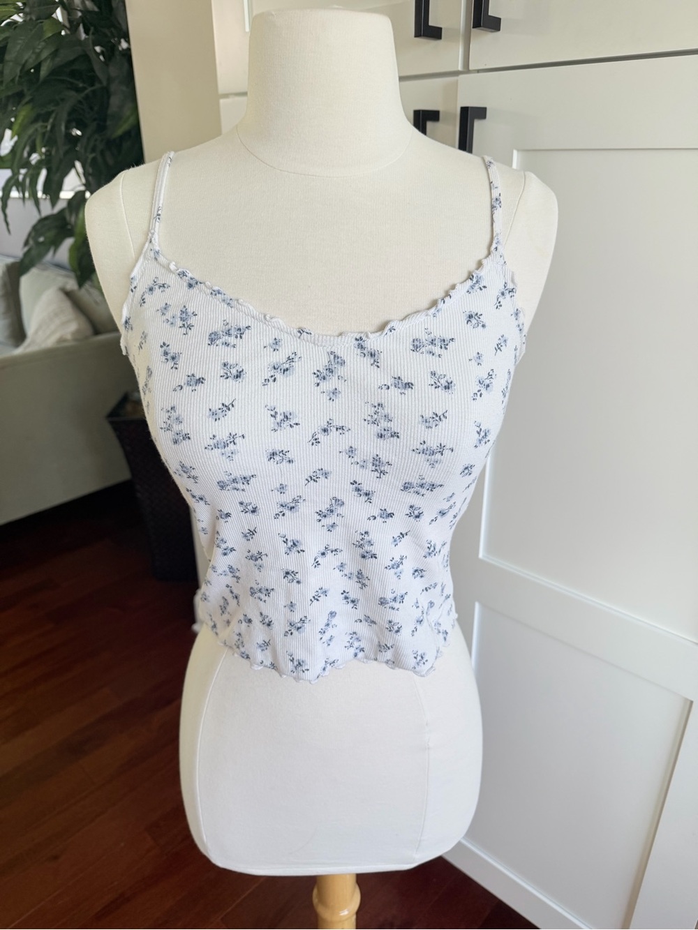 Hollister White and Blue Floral Camisole Medium Cropped 90s Clueless